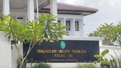 Ketua Gakeslab Jatim Agus Staf Hartanto menjelaskan perbedaan pengadaan alat kesehatan dan proyek fisik dalam kasus Cianjur