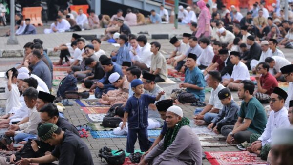 Wali Kota Tangerang Salat Idul Fitri bersama warga