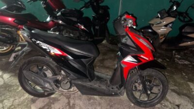 Polisi menunjukkan barang bukti senjata api rakitan dalam pengungkapan kasus curanmor di Tangerang.