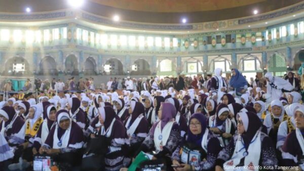 Calon jemaah haji bersiap di Asrama Haji Banten sebelum keberangkatan ke Tanah Suci.