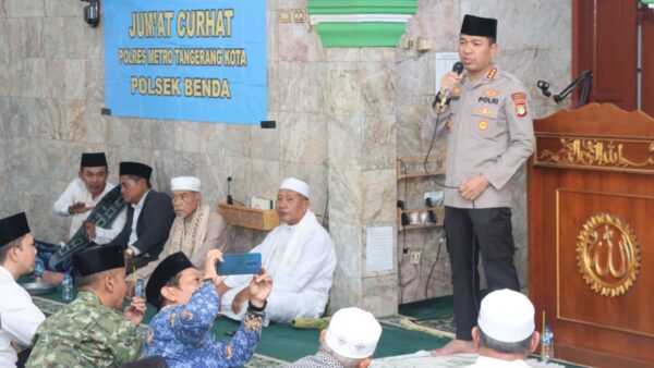 Kapolres Metro Tangerang Kota berdialog dengan jamaah saat kegiatan Jumat Curhat di Masjid Al-Kamal.