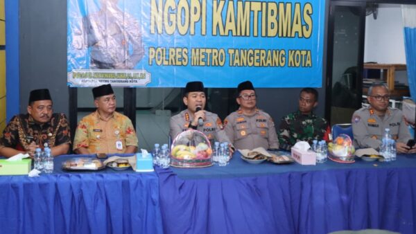 Kapolres Metro Tangerang Kota berdialog dengan warga dalam kegiatan Ngopi Kamtibmas di Neglasari.