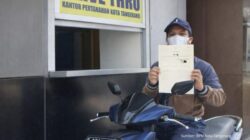 Petugas BPN Kota Tangerang melayani pengambilan sertifikat tanah melalui layanan drive thru.