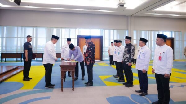 Wali Kota Tangerang Selatan melantik pejabat eselon II di Aula Blandongan Puspemkot Tangsel.