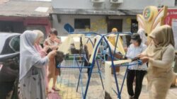 Peserta mengikuti pelatihan ecoprint shibori di Taman Baca Keluarga Cimone Kota Tangerang.