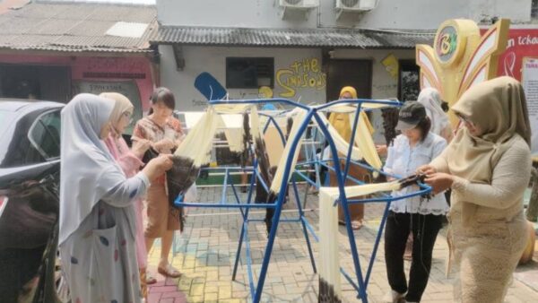 Peserta mengikuti pelatihan ecoprint shibori di Taman Baca Keluarga Cimone Kota Tangerang.