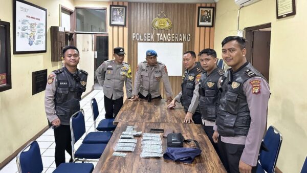 Petugas kepolisian menunjukkan barang bukti ribuan butir obat terlarang hasil penangkapan di Tangerang.