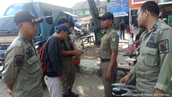 Petugas Trantib Kecamatan Cibodas melakukan penertiban parkir tanpa karcis di Alun-Alun Cibodas.