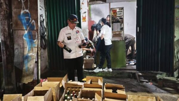 Petugas mengamankan ratusan botol miras ilegal saat penggerebekan di Karang Tengah Tangerang.