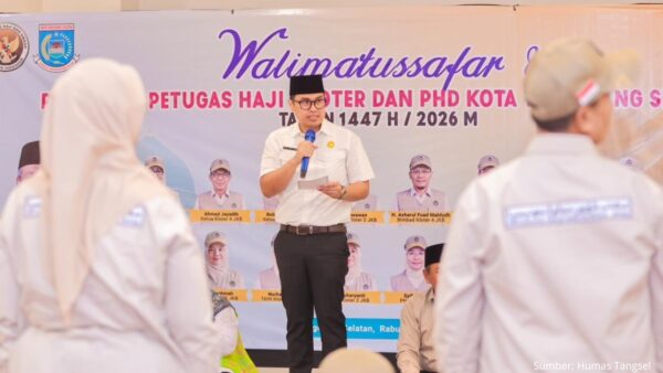 Wakil Wali Kota Tangerang Selatan Pilar Saga Ichsan memberikan arahan kepada petugas haji di Masjid Islamic Center Baiturrahmi.