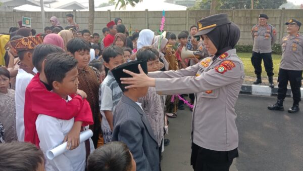 Siswa SD Sukasari 5 Tangerang berkunjung ke Polres Metro Tangerang Kota dalam rangka Hari Kartini.