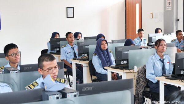 Siswa SMK mengikuti pelatihan pembuatan website dalam program Tangsel Digital Academy.