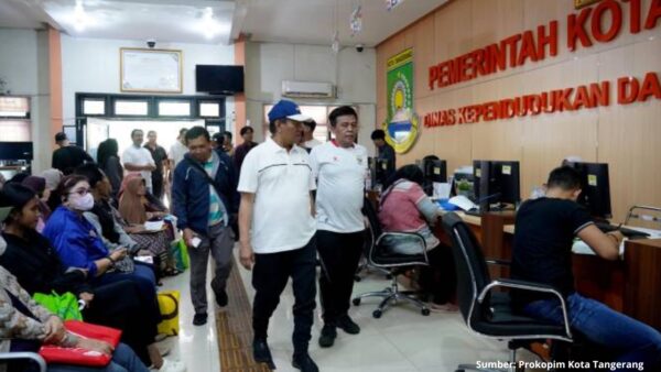 Sekda Kota Tangerang memantau pelayanan publik saat penerapan kebijakan WFH di lingkungan Pemkot Tangerang.