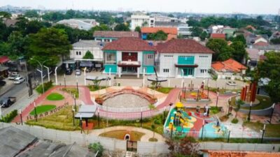 Alun-alun Pondok Ranji Tangerang Selatan yang telah direvitalisasi menjadi taman bermain dan ruang publik.