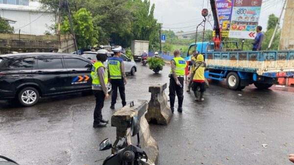 Pemasangan barrier beton di Jembatan Bayur Tangerang oleh Satlantas.
