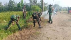Warga dan TNI Kompak Benahi Jalan Jelang Idul Adha di Legok