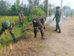 Warga dan TNI Kompak Benahi Jalan Jelang Idul Adha di Legok