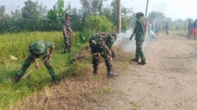 Warga RW 05 Graha Citra Legok bersama TNI melakukan gotong royong memperbaiki jalan dan penerangan lingkungan jelang Idul Adha.