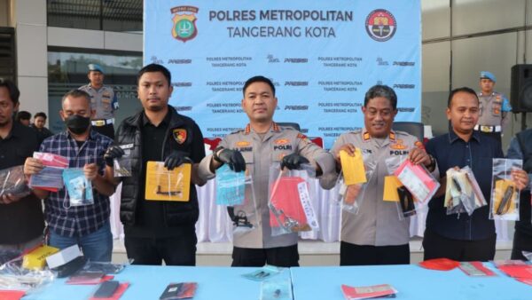 Kapolres Metro Tangerang Kota saat merilis pengungkapan kasus curanmor dan kejahatan jalanan.