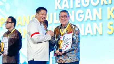 Wali Kota Tangerang Selatan Benyamin Davnie menerima penghargaan Kemendagri 2026 atas keberhasilan penurunan kemiskinan dan stunting.