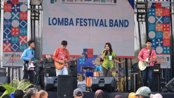 Penampilan finalis Lomba Band Pelajar pada Festival Cisadane 2026 di panggung utama Kota Tangerang