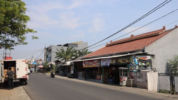 Proses penataan kabel utilitas telekomunikasi di Jalan WR Supratman dan Jalan Merpati Raya, Kota Tangerang Selatan, melalui relokasi jaringan ke bawah tanah.