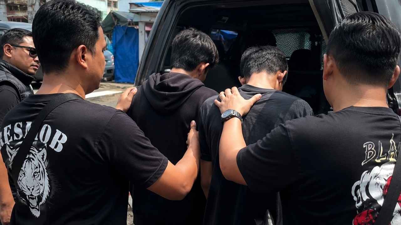 Petugas Polsek Teluknaga menunjukkan barang bukti Tramadol dan Hexymer hasil pengungkapan kasus peredaran obat keras ilegal di Dadap, Kosambi, Kota Tangerang.