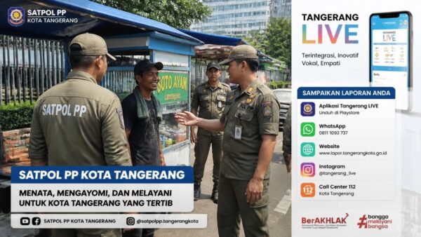 Petugas Satpol PP Kota Tangerang melakukan penertiban pedagang kaki lima (PKL) yang menggunakan fasilitas umum.