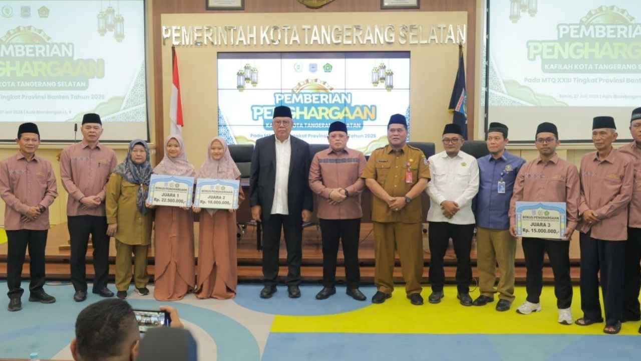 Wali Kota Tangerang Selatan Benyamin Davnie menyerahkan penghargaan kepada Kafilah MTQ Kota Tangerang Selatan berprestasi pada MTQ Provinsi Banten 2026.