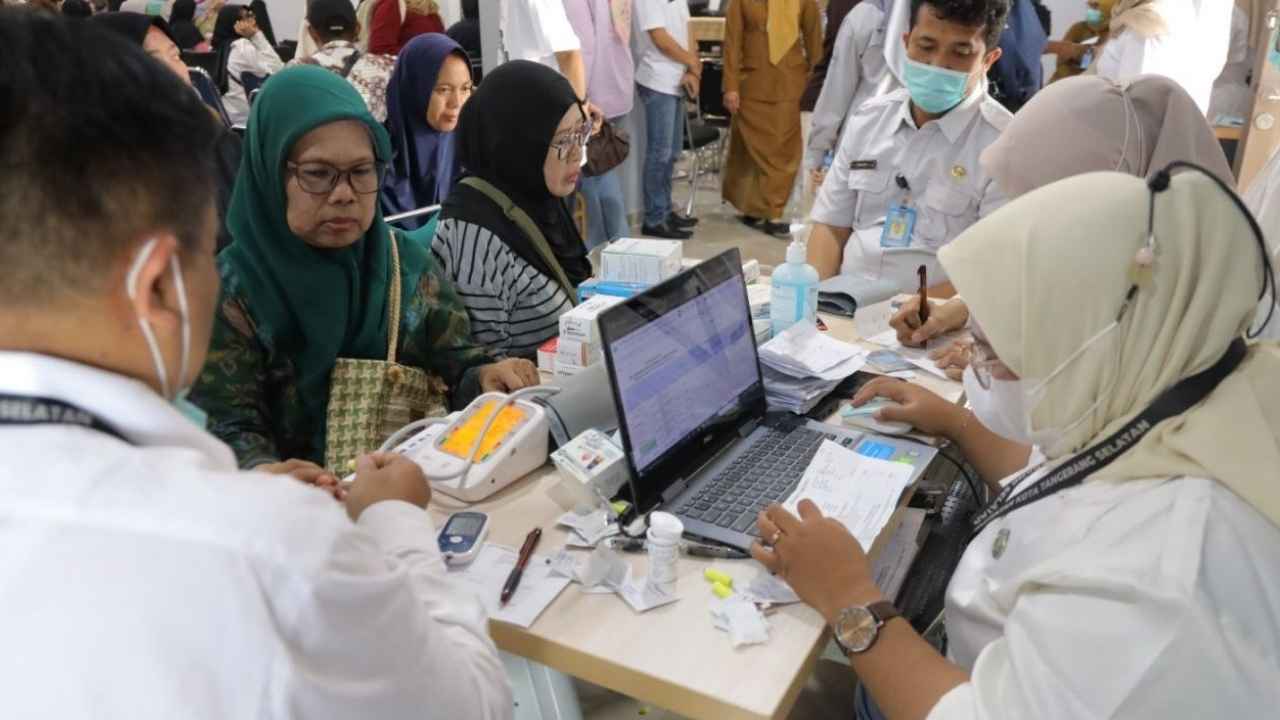 Warga mengikuti layanan Cek Kesehatan Gratis di Youth Center Pamulang, Tangerang Selatan.