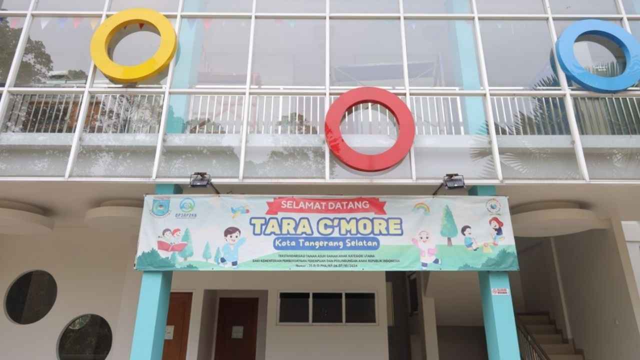 Anak-anak bermain dan belajar di TARA C-MORE Daycare Pemkot Tangerang Selatan.