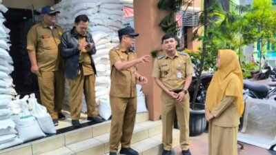 Warga menerima bantuan pangan beras BULOG Tahap II Tahun 2026 di salah satu kelurahan Kota Tangerang.