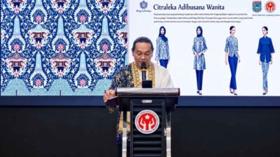 Gilang Muhammad Iqbal menerima penghargaan Juara 1 Sayembara Desain Batik Khas Tangerang Selatan 2026.