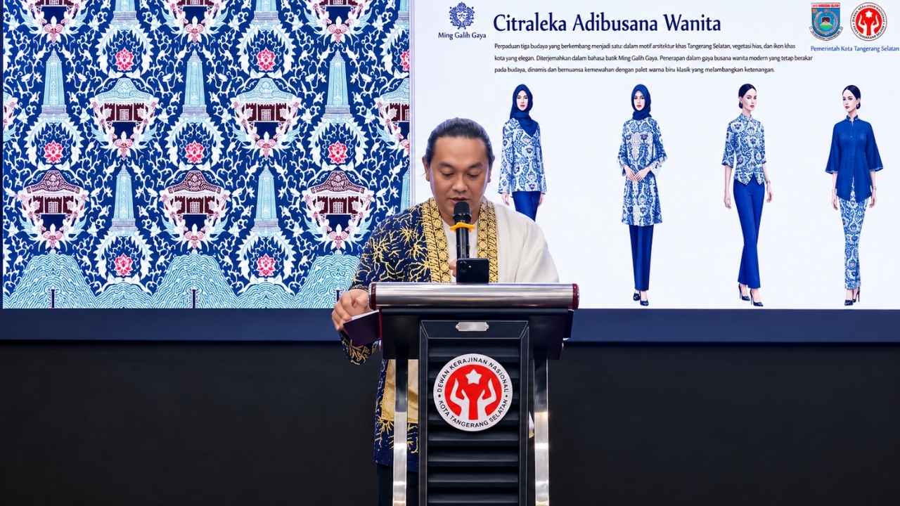 Gilang Muhammad Iqbal menerima penghargaan Juara 1 Sayembara Desain Batik Khas Tangerang Selatan 2026.