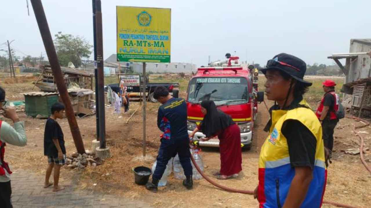 Truk tangki BPBD Kota Tangerang menyalurkan bantuan air bersih kepada warga terdampak kekeringan di kawasan permukiman.