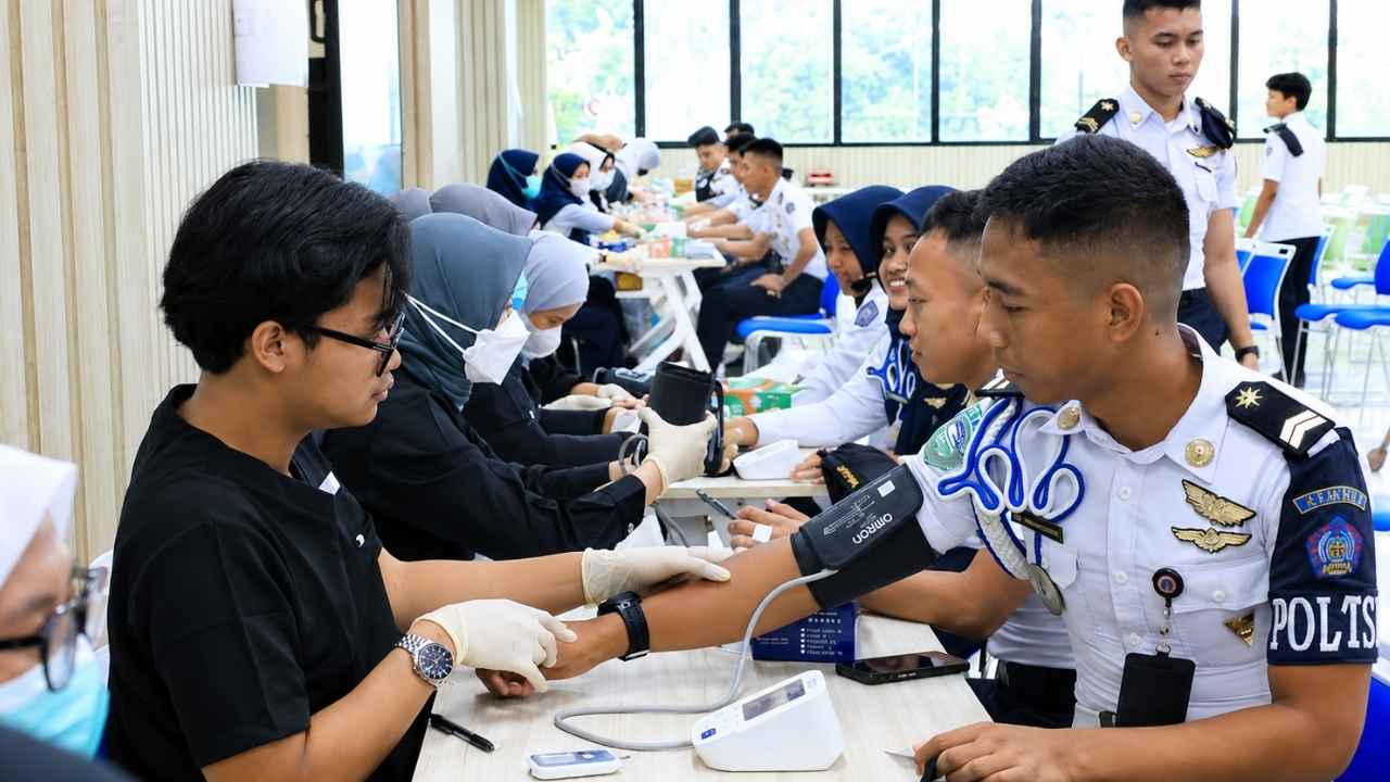 Petugas kesehatan melakukan pemeriksaan tekanan darah kepada warga dalam Program Cek Kesehatan Gratis Kota Tangerang.