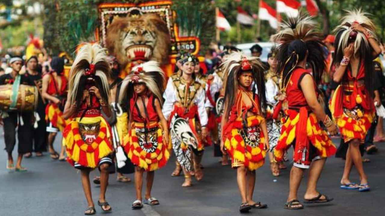 Peserta Kirab Budaya & Ruwat Bumi 2026 dengan barongsai dan liong di Kota Tangerang.