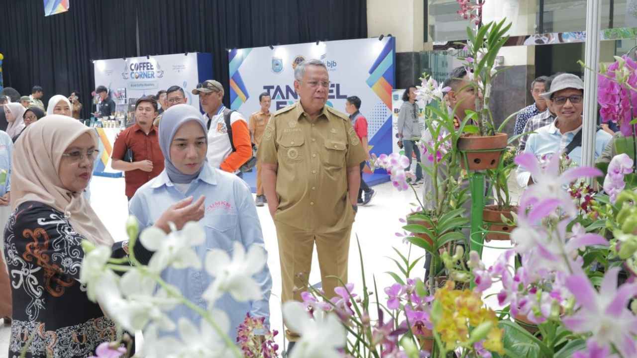 Suasana Tangsel Expo 2026 di Plaza Puspemkot Tangerang Selatan yang menampilkan stan UMKM, ekonomi kreatif, dan pameran anggrek.